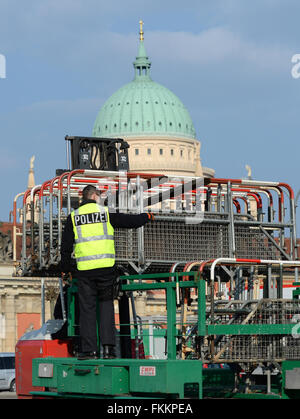 Potsdam, Allemagne. Mar 9, 2016. Les obstacles en cours de déchargement par la police en face de l'église Saint-Nicolas à Potsdam, Allemagne, le 9 mars 2016. Dans la soirée, une démonstration de l'Pogida "mouvement" ainsi que plusieurs démonstrations auront lieu du compteur. PHOTO : RALF HIRSCHBERGER/dpa/Alamy Live News Banque D'Images