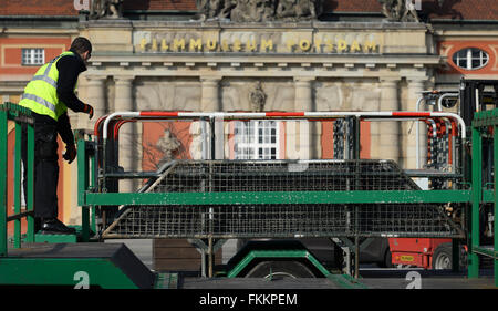 Potsdam, Allemagne. Mar 9, 2016. Les obstacles en cours de déchargement par la police devant le musée du film de Potsdam, Allemagne, le 9 mars 2016. Dans la soirée, une démonstration de l'Pogida "mouvement" ainsi que plusieurs démonstrations auront lieu du compteur. PHOTO : RALF HIRSCHBERGER/dpa/Alamy Live News Banque D'Images