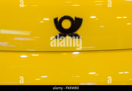 Troisdorf, Allemagne. 9 mars, 2016. Deutsche Post DHL Group, conférence de presse annuelle, Troisdorf, Allemagne : la Deutsche Post logo sur voiture. Credit : Juergen Schwarz/Alamy Live News Banque D'Images