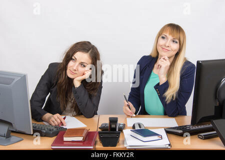 La situation dans le bureau - deux femmes rêver, assis à un bureau Banque D'Images