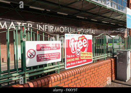 L'Irlande du Nord. 9 mars, 2016. Fumeurs (y compris e-cigarettes et autres appareils) est interdite seine dans le parc de tous les hôpitaux et de la propriété du NHS en Irlande du Nord, à l'exception de maisons résidentielles. Crédit : Stephen Barnes/Alamy Live News Banque D'Images