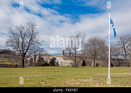 Stirling vieux pont traversant la rivière Forth à Stirling en Écosse avec battlefield et d'un drapeau Banque D'Images