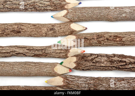 Close up studio shot of vue ci-dessus la disposition des couverts d'écorce aiguisé des crayons de couleur sur fond blanc Banque D'Images