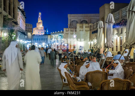 Vue nocturne de Souk Waqif occupé marché dans Doha Qatar Banque D'Images