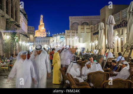 Vue nocturne de Souk Waqif occupé marché dans Doha Qatar Banque D'Images