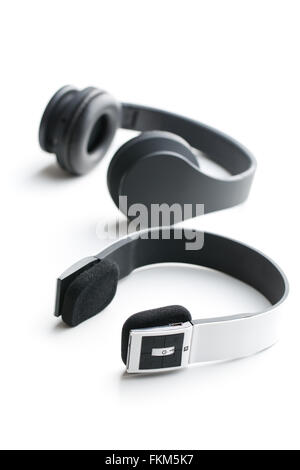 Casque sans fil sur fond blanc Banque D'Images