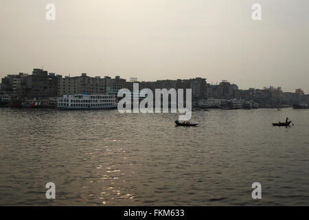 Dhaka, Bangladesh. 9 mars, 2016. Peuples autochtones sur le vassal en rivière Buriganga à Dhaka, Bangladesh, le 9 mars, 2016. Oxygène dissous dans les eaux de la rivière Buriganga a atteint presque le niveau zéro pendant cette saison sèche, ce qui pose une grave menace pour la vie aquatique, en fonction d'un chien de garde. Chute de niveau d'eau de cinq mètres par an dans la capitale, depuis la très pollué les eaux de surface n'est pas adapté à l'utilisation ou de boire. Asad Rehman : Crédit/Alamy Live News Banque D'Images