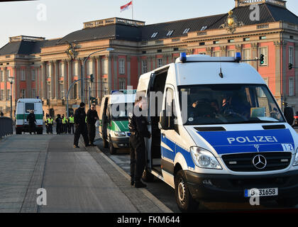 Potsdam, Allemagne. Mar 9, 2016. Les véhicules de police debout devant le parlement régional de Potsdam, Allemagne, le 9 mars 2016. Dans la soirée, une démonstration de l'Pogida "mouvement" ainsi que plusieurs démonstrations auront lieu du compteur. PHOTO : BERND SETTNIK/dpa/Alamy Live News Banque D'Images