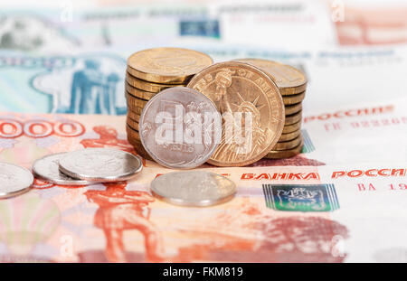 Pièces russes et américaines sur les billets close up Banque D'Images