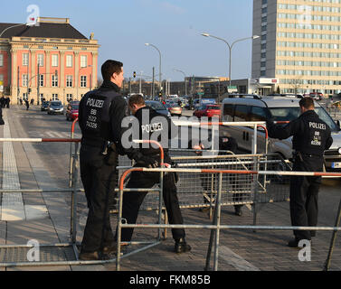 Potsdam, Allemagne. Mar 9, 2016. La fermeture de la route des policiers au parlement régional de Potsdam, Allemagne, le 9 mars 2016. Dans la soirée, une démonstration de l'Pogida "mouvement" ainsi que plusieurs démonstrations auront lieu du compteur. PHOTO : BERND SETTNIK/dpa/Alamy Live News Banque D'Images