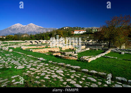 Italie, Abruzzes, Alba Fucens ruines romaines et Mont Velino Banque D'Images