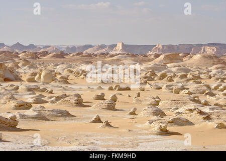 Yardangs, formations rocheuses dans le désert blanc, Egypte Banque D'Images