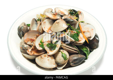 Poêlée de palourdes de mer salée avec des fèves de soja et de basilic Banque D'Images