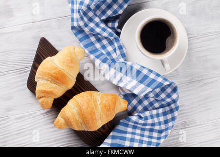 Des croissants frais et café sur table en bois. Vue d'en haut Banque D'Images