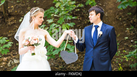 Bride and Groom holding a sign. Banque D'Images