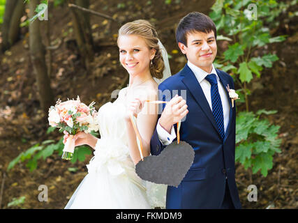 Bride and Groom holding a sign. Banque D'Images