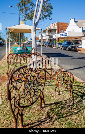 Mouton rustique sculpture sur la médiane de Brolga Street La rue principale du canal ville de Quilpie, Sud Ouest Queensland Banque D'Images