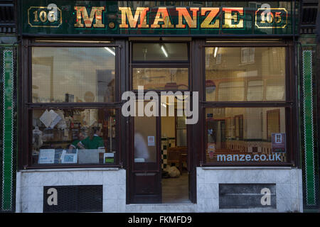 Siècle-vieille entreprise familiale servant des plats Cockney, c'était la cinquième chambre circulaire ouvert en 1927 par Michele Manze. Banque D'Images