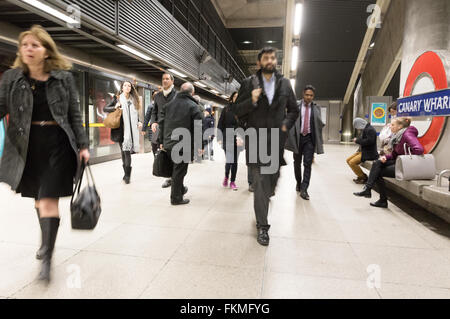 Les employés de bureau en descendant à la station Canary Wharf, Jubilee line, métro de Londres, London UK Banque D'Images