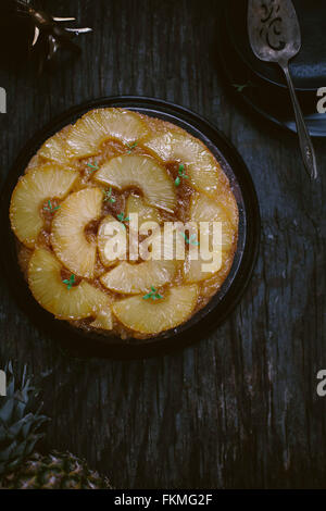 Un gâteau d'ananas à l'envers est photographié par le haut. Banque D'Images