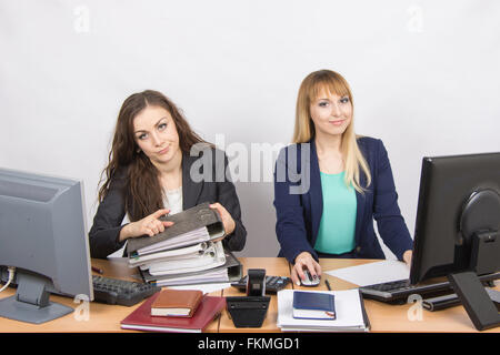 Les collègues de bureau, une jonchée de documents papier, la deuxième séance avec une feuille de papier vierge Banque D'Images