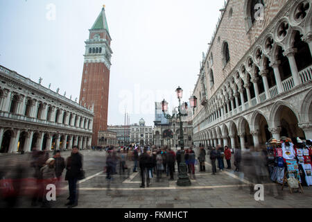 Venise, Italie, les gens marchant le long de la Place Saint Marc. La Basilique Saint Marc (église) et le clocher historique. Banque D'Images