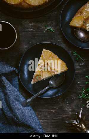 Une tranche d'ananas upside down cake est photographié par le haut. Banque D'Images