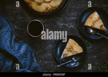 Deux tranches d'ananas upside down cake est photographié par le haut. Banque D'Images