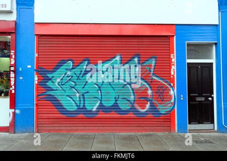 Des graffitis sur des coffrages d'un atelier fermé à Londres Banque D'Images