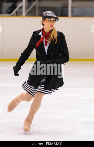 Barcelone - Mai 03 : jeune équipe d'une école de patinage sur glace fonctionne à la Coupe Internationale. Banque D'Images