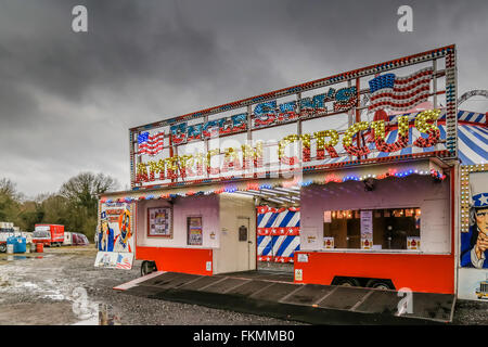 La billetterie pour l'Oncle Sam's American Circus en tournée au Royaume-Uni sur un jour pluvieux et humide Banque D'Images