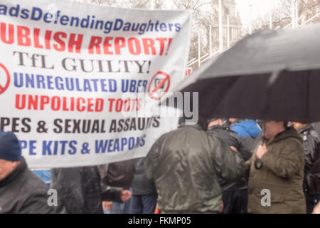 Londres, Royaume-Uni. 9 mars, 2016. 2016 : London black cab protester contre les chauffeurs de taxi Uber en dehors du Parlement et de bloquer le trafic dans la région de Parliament Square Crédit : Ian Davidson/Alamy Live News Banque D'Images