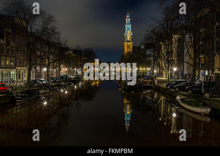 Réflexions d'un canal à Amsterdam dans la nuit Banque D'Images