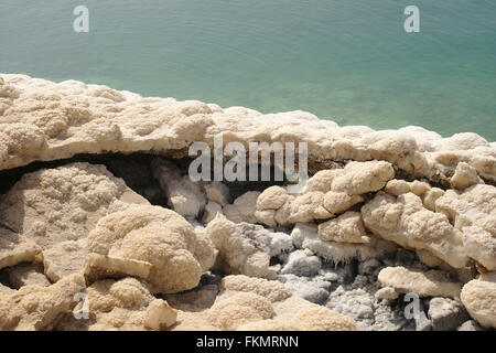 Les dépôts de sel sur les bords de la Mer Morte, Jordanie, Wadi Mujib Banque D'Images