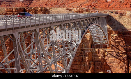 Navajo pont traverse le canyon Marble près de Page, Arizona Banque D'Images