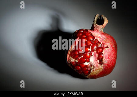 Grenade mûre dans un rayon de lumière Banque D'Images