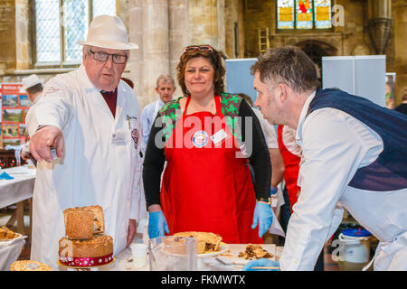 Melton Mowbray, Leicestershire. 9 mars 2016. La British Pie Awards a eu lieu dans l'église de la Vierge Marie, Melton Mowbray, Leicestershire, le mercredi 9 mars 2016. Cet événement annuel a attiré les décideurs de tous les secteurs dans le monde entier et ont été jugés par des chefs célèbres et des aliments et wrers critiques. Une pie n'a d'avoir une croûte sur le fond ainsi que sur le dessus, quel que soit le remplissage peut être. Dans chacune des classes un champion sera sélectionné et le champion de chaque catégorie seront en compétition pour le champion suprême. Crédit : Jim Harrison/Alamy Live News Banque D'Images