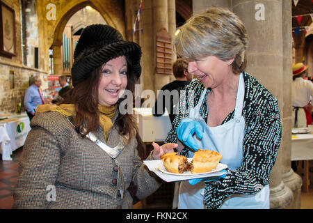 Melton Mowbray, Leicestershire. 9 mars 2016. La British Pie Awards a eu lieu dans l'église de la Vierge Marie, Melton Mowbray, Leicestershire, le mercredi 9 mars 2016. Cet événement annuel a attiré les décideurs de tous les secteurs dans le monde entier et ont été jugés par des chefs célèbres et des aliments et wrers critiques. Une pie n'a d'avoir une croûte sur le fond ainsi que sur le dessus, quel que soit le remplissage peut être. Dans chacune des classes un champion sera sélectionné et le champion de chaque catégorie seront en compétition pour le champion suprême. Crédit : Jim Harrison/Alamy Live News Banque D'Images