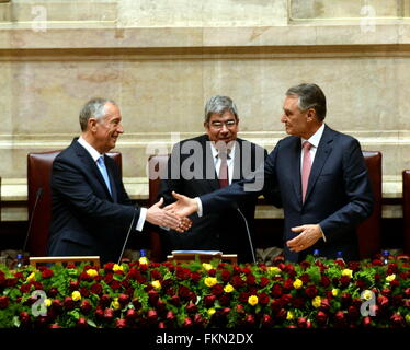 Lisbonne. Mar 9, 2016. Le Président portugais Marcelo Rebelo de Sousa (L), serre la main avec l'ancien président Anibal Cavaco Silva (R) au cours de sa prestation de serment au parlement européen à Lisbonne, Portugal, le 9 mars 2016. Marcelo Rebelo de Sousa a pris ses fonctions le mercredi comme président du Portugal, la solidarité institutionnelle prometteuse avec le parlement portugais et appelant à la fin de la crise financière. Credit : Zhang Liyun/Xinhua/Alamy Live News Banque D'Images