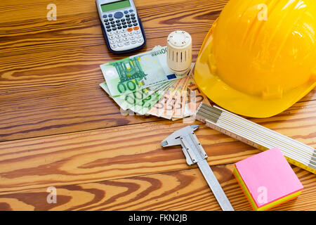 Soupape thermostatique et outils plombier sur fond de bois Banque D'Images