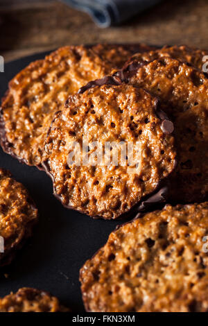 Amandes au chocolat fait maison et Lacey's Cookies prêt à manger Banque D'Images