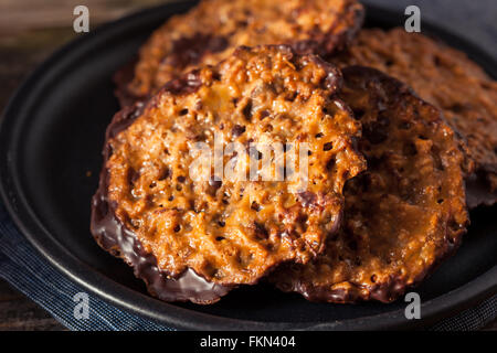 Amandes au chocolat fait maison et Lacey's Cookies prêt à manger Banque D'Images