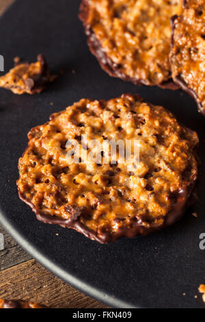 Amandes au chocolat fait maison et Lacey's Cookies prêt à manger Banque D'Images