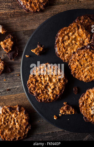Amandes au chocolat fait maison et Lacey's Cookies prêt à manger Banque D'Images