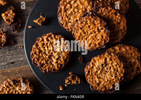 Amandes au chocolat fait maison et Lacey's Cookies prêt à manger Banque D'Images