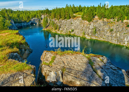 Les rochers et falaises calcaires à Ruskeala Park de Carélie, Russie Banque D'Images