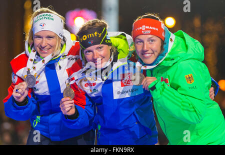 Holmenkollen, Oslo, Norvège. 09Th Mar, 2016. Coupe du monde de Biathlon IBU. L-R Pierre Bescond de France médaille d'argent, Marie Dorin Habert de France médaille d'or, et Laura Dahlmeier d'Allemagne médaille de bronze à la cérémonie de remise des médailles lors de l'IBU à Holmenkollen Biathlon Championnats du Monde : Action Crédit Plus Sport/Alamy Live News Banque D'Images