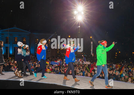 Holmenkollen, Oslo, Norvège. 09Th Mar, 2016. Coupe du monde de Biathlon IBU. L-R Marie Dorin Habert de France vainqueur Jean Bescond de France deuxième place Laura Dahlmeier de l'Allemagne la troisième place à la cérémonie de remise des médailles lors de l'IBU à Holmenkollen Biathlon Championnats du Monde : Action Crédit Plus Sport/Alamy Live News Banque D'Images