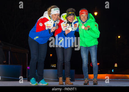 Holmenkollen, Oslo, Norvège. 09Th Mar, 2016. Coupe du monde de Biathlon IBU. L-R Pierre Bescond de France médaille d'argent, Marie Dorin Habert de France médaille d'or, et Laura Dahlmeier d'Allemagne médaille de bronze à la cérémonie de remise des médailles lors de l'IBU à Holmenkollen Biathlon Championnats du Monde : Action Crédit Plus Sport/Alamy Live News Banque D'Images