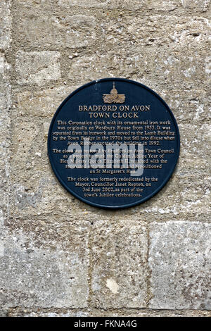 Bradford on Avon Town Clock Plaque murale commémorative sur St Margaret's Hall, Wiltshire, Royaume-Uni. Banque D'Images